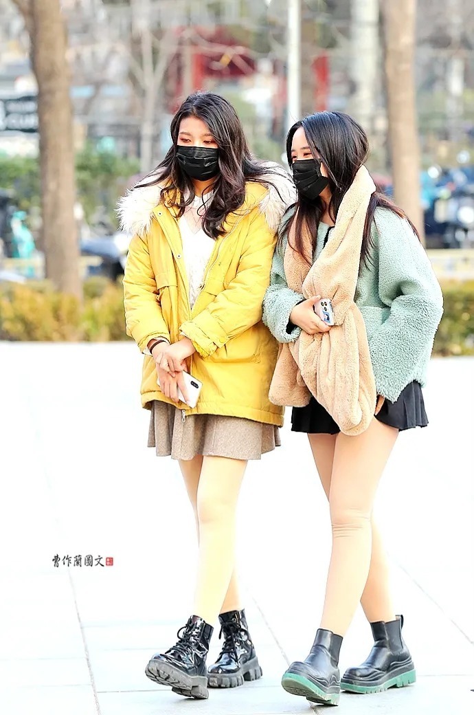 街拍:冬天大街上不怕冷的肉丝美女