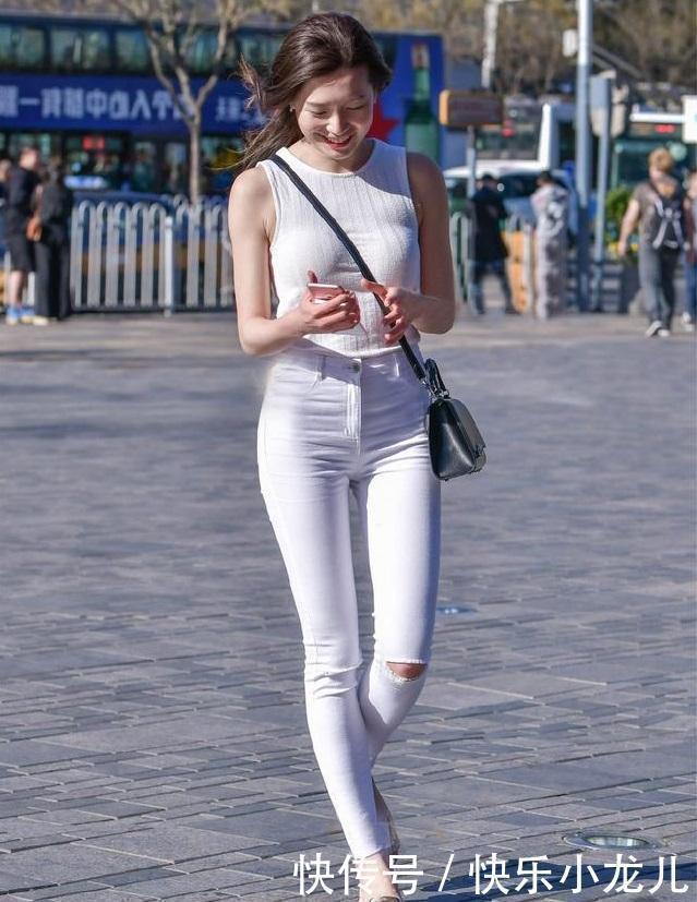 白色|穿搭靓丽的她一身白色的搭配,表现出气质不凡的美