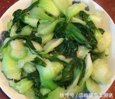不管炒啥青菜,别直接下锅炒!学会4点,颜色翠绿,不发黑不出水
