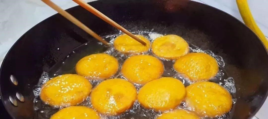 半个南瓜，1个鸡蛋，不用一滴水，比油条做法简单，比蛋糕都好吃