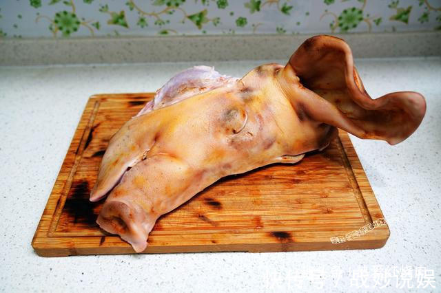 耳朵眼|一百多买个大猪头，卤好了全家都爱吃，肉香皮弹卷饼吃一点也不腻