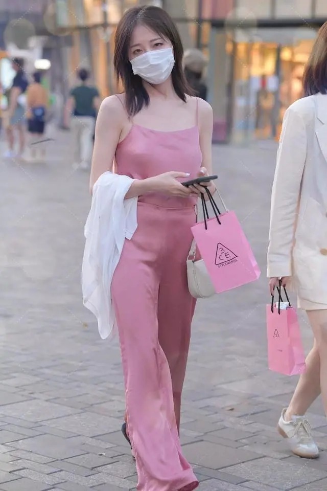 黑凉鞋 美女身穿绸缎面的粉色真丝套装质感轻薄,高级优雅凸显女人味