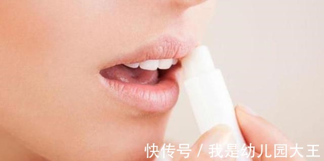 色号 化妆师建议涂口红不要用“嘴抿”,教你正确方法,不沾杯不掉色!
