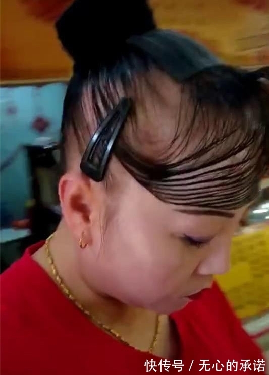 阿姨 阿姨的新发型很吸睛,头发稀疏,90后女生:仿佛看见未来的自己