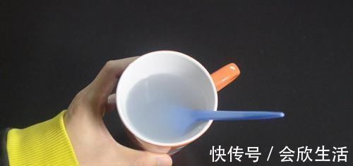 梳子脏了难清洗 只需用它泡一泡, 梳子立马洁净如新, 赶紧去试试