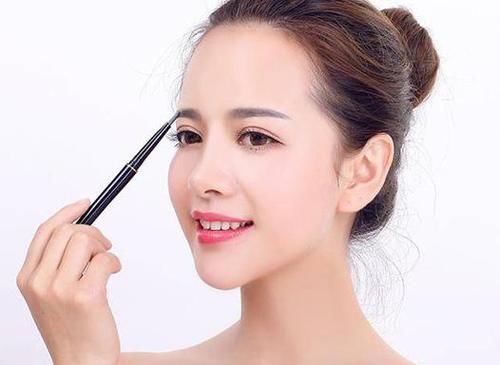 怎样不脱妆保持一整天？告诉你三个不脱妆的小秘密吧