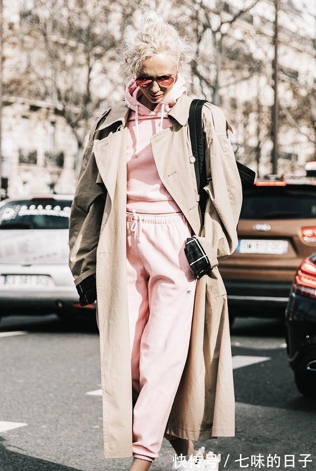 大衣 秋冬穿大衣,尽量别配小白鞋,今年流行这4双,时髦显高有气质!