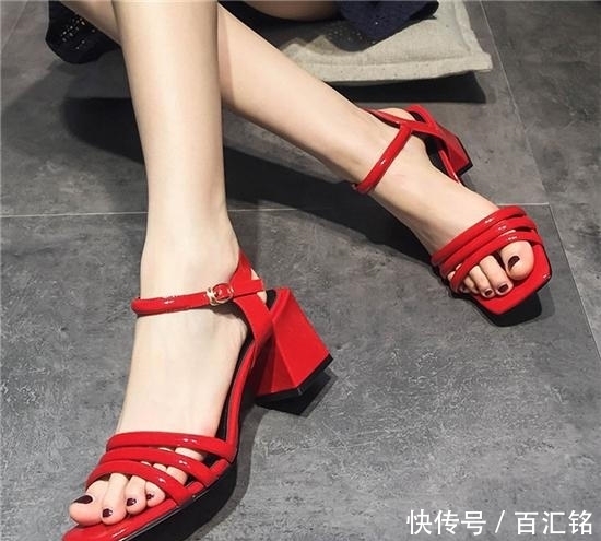  红色|经典红色高跟凉鞋，极简的一字带凸显脚裸的纤细骨感
