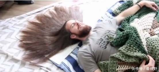 一外国小哥喷10瓶发胶在头发上,站起来后网友笑了,哈哈哈哈