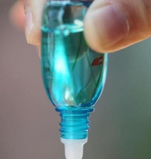 眼睛|7岁男孩将502误滴眼中，父亲这一举动救了孩子，医生书没少看