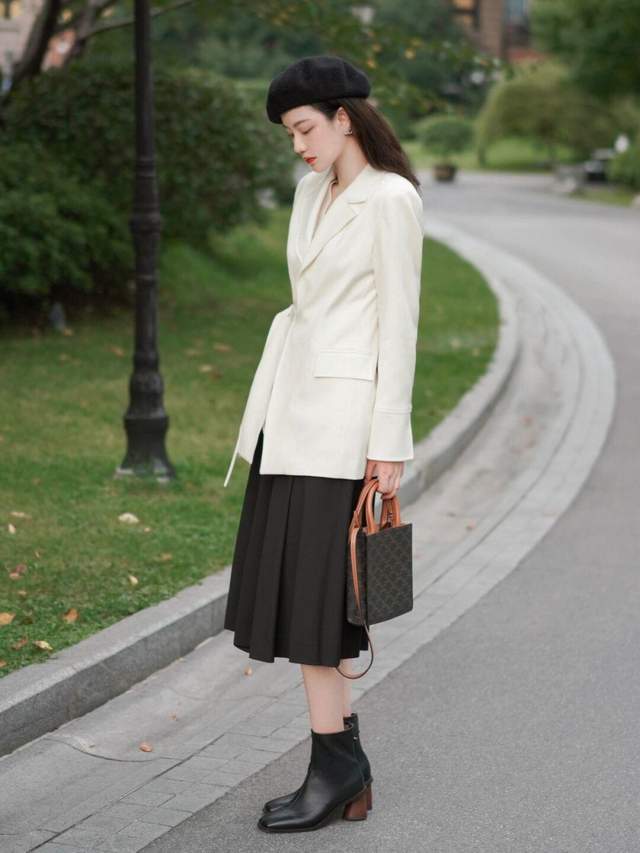搭配|为什么今年的风衣,都宁愿配阔腿裤和白色衬衫?重点是真心好看