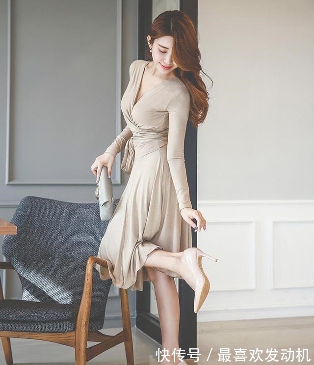 小姐姐 小姐姐身穿缎面的连衣裙,性感迷人,搭配一双高跟鞋优雅范十足!