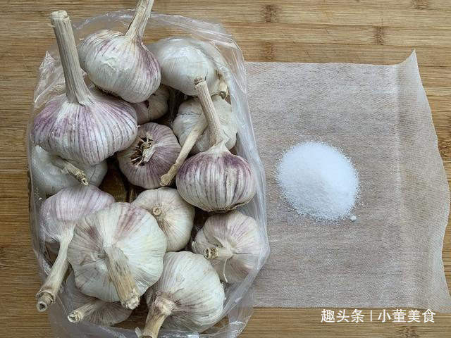 今天才知道,原来保存大蒜这么简单,放一年不干瘪不发芽,真实用