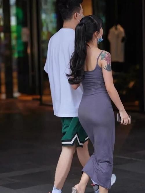 搭配连衣裙最是方便省心，穿出高挑优雅的女神气质，风格百变