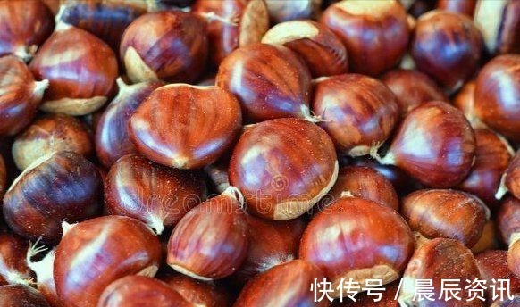 板栗好吃剥壳难，原来是用错了水，教你一招，去皮干净不伤手