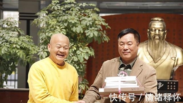 大自然&中书协有位叫李一的书法家，在名山上写书法，试问：破坏环境吗？