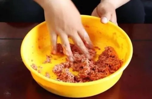 钓友们|秋季在饵料里添加这东西,鱼群疯狂开口,爆护只是时间问题!