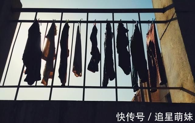 阳台|孩子的衣服别在阳台“过夜”,并非迷信,3个原因易伤害宝宝