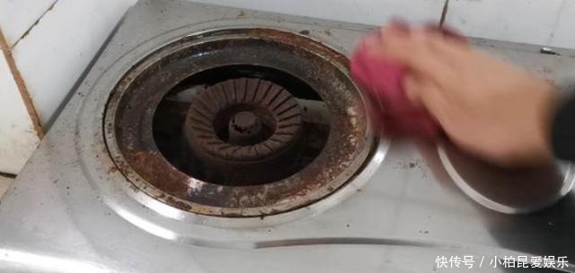 白醋和洗衣液混合真厉害，解决了家家户户的难题，回家试试