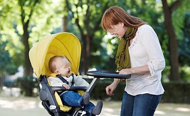 宝宝|4个月宝宝被查出“脊柱变形”,只因妈妈带他出门时,总爱这么做