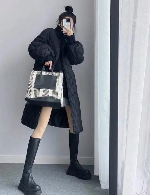 长筒靴|当今流行穿“黑色长筒靴”，配大衣、羽绒服都好看，尽显性感身材