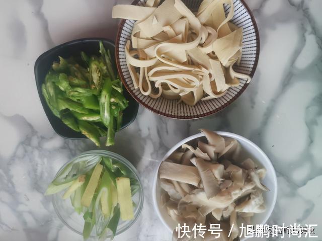 白菜|冬天别只会吃白菜！一盘简单小炒5分钟就上桌，营养高鲜美又好吃