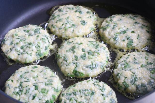 米饭鸡蛋饼|韭菜鸡蛋新吃法，比韭菜盒子简单，比煎饼好吃，早餐连吃3天不腻