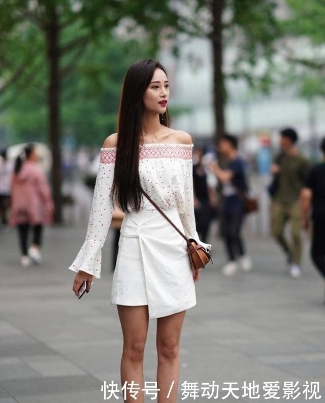 白色|美女穿了一身白色的连衣裙,勾勒出了较好的身材线条