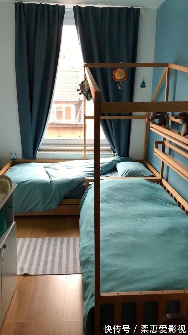 卧室|2个孩子上下铺不是首选,卧室拐角摆一张一体式双人床,安全宽敞