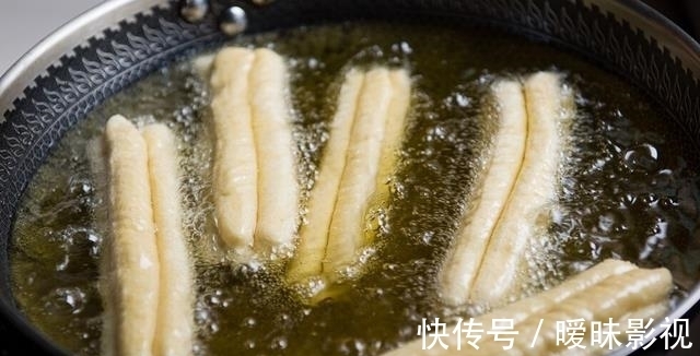 炸油条，不用泡打粉，不用小苏打，教你家常做法，个个蓬松香酥脆