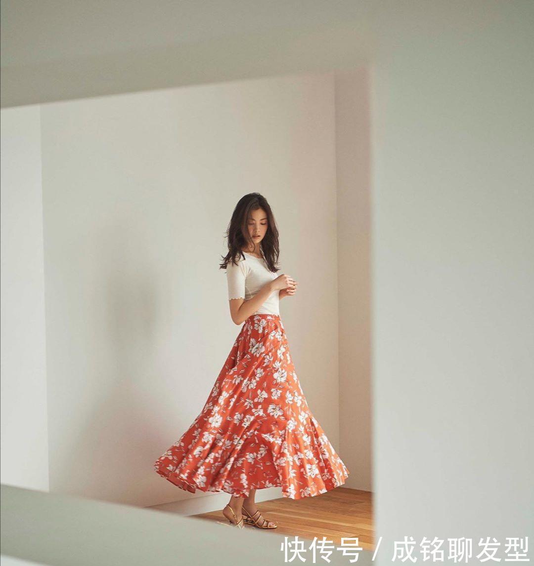女人味|今夏“印花半身裙”超火,洋气百搭又显气质,时尚减龄又有女人味