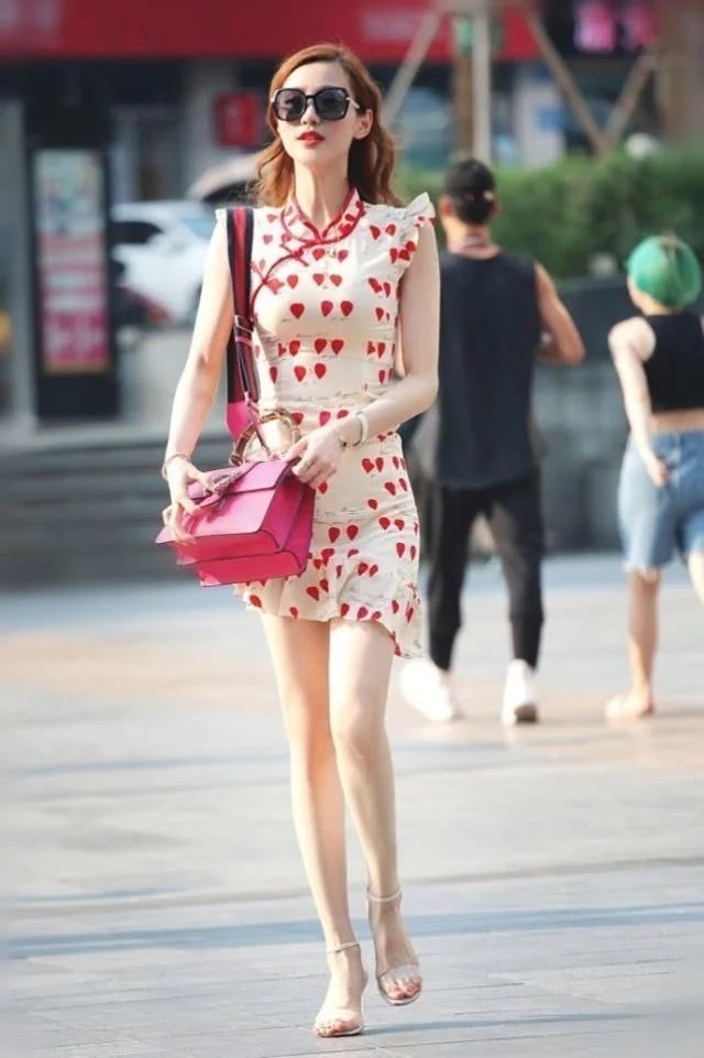 小姐姐|短发小姐姐,粉红色休闲衫搭配半裙,看起来俏皮又可爱