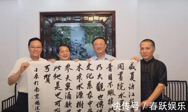 书法作品@杨洁篪罕见挥毫秀书法,笔意顾盼,似奇反正,楷书精妙胜书协专家