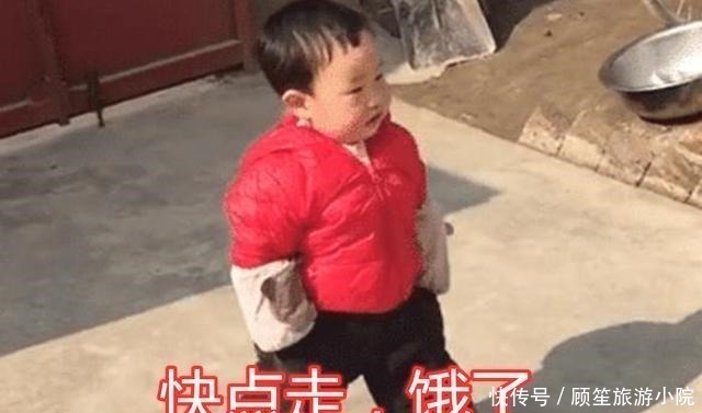 萌娃|一岁半萌娃满街跑,穿着尿不湿“蹭吃蹭喝”,走路的样子萌翻网友