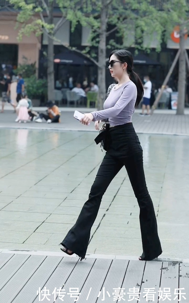 人到中年怎么穿？喇叭裤加长袖T恤，打造精致女王范