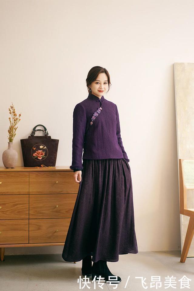 年过50岁的女人,冬天棉衣建议“买短不买长”,这样穿优雅减龄