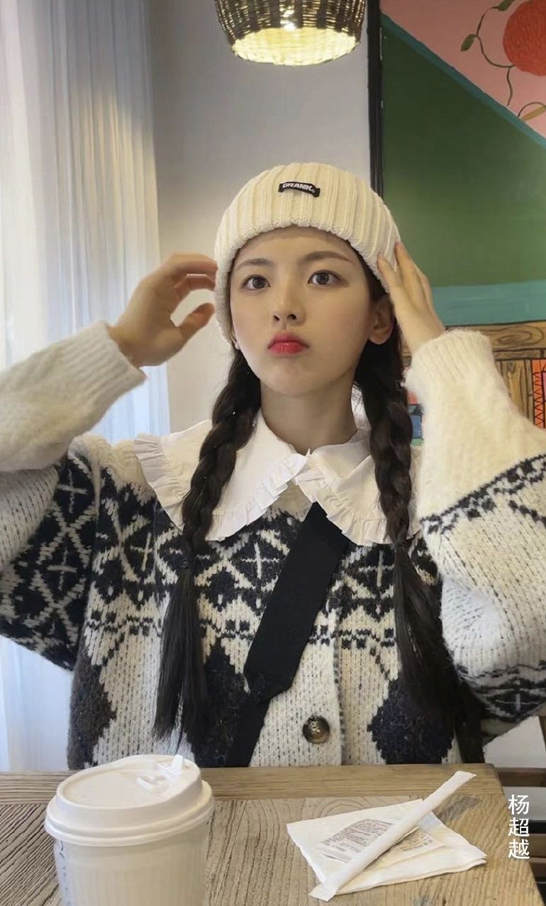 又到了穿针织开衫的季节啦，快来偷师同款穿衣经！