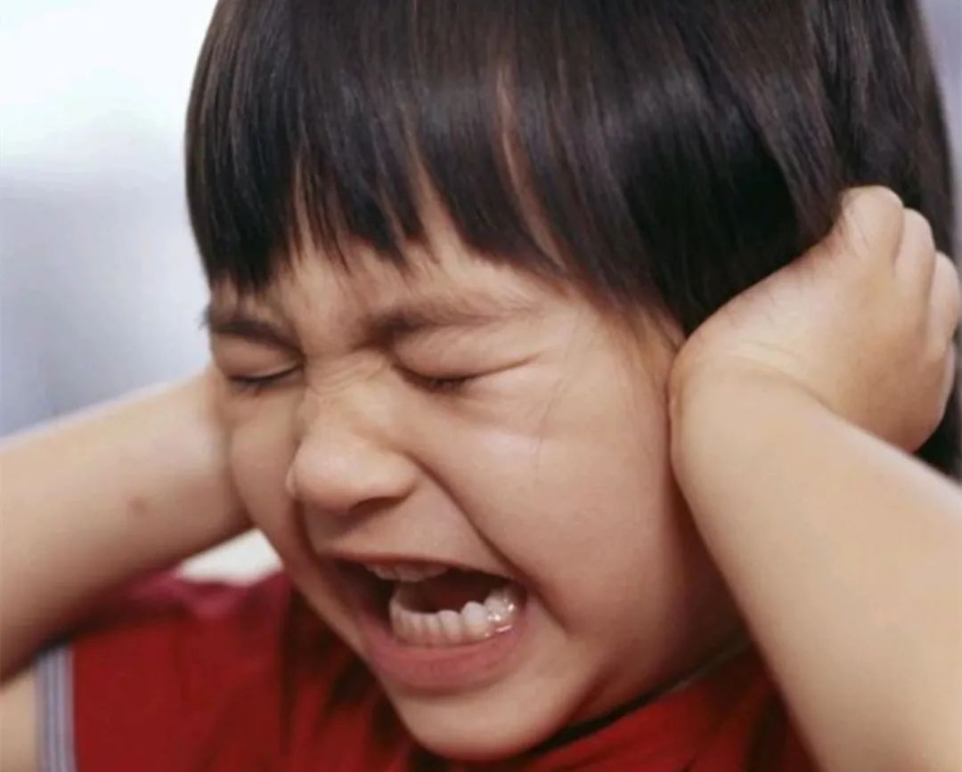 液体|娃耳朵进虫子,妈妈果断地处理方式救了孩子的听力,连医生都夸赞