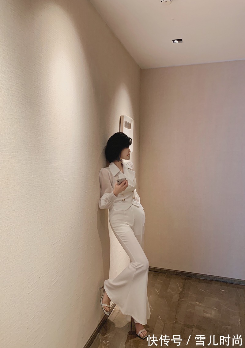 喇叭长裤 风韵动人的美女白色喇叭长裤休闲搭配时髦有气质,完美演绎女神范儿