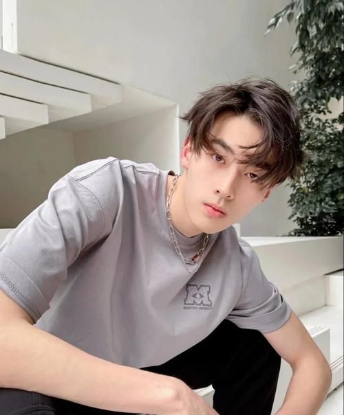 男生别再迷恋“寸头”发型了，今夏留这3款短发，时髦又好看！