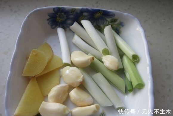 土鸡焖花卷|饭菜一锅出懒人必备,教你制作特色美食土鸡闷花卷,花卷比肉还香