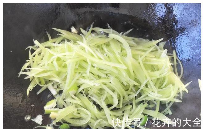 莴苣丝|炒莴苣时，切忌直接下锅就炒，多加1个步骤，莴苣更清脆
