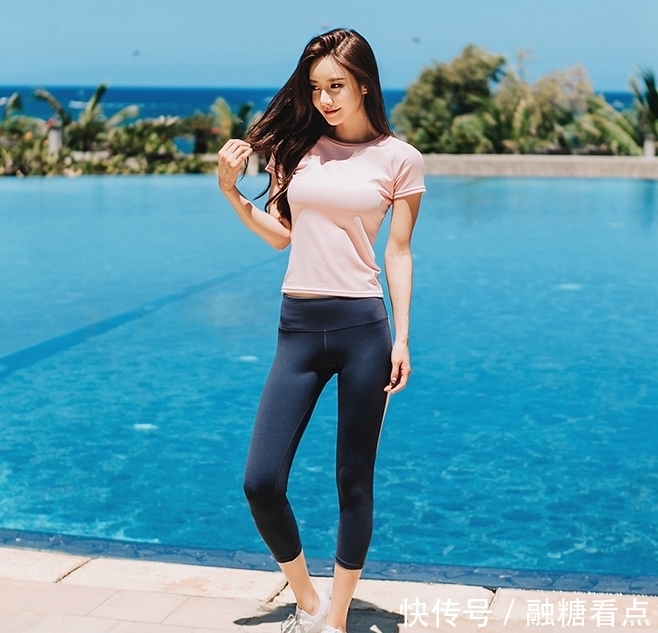  紧身打底裤|楚楚动人的模特小姐姐，紧身展现纤细的身材，回头率特别高