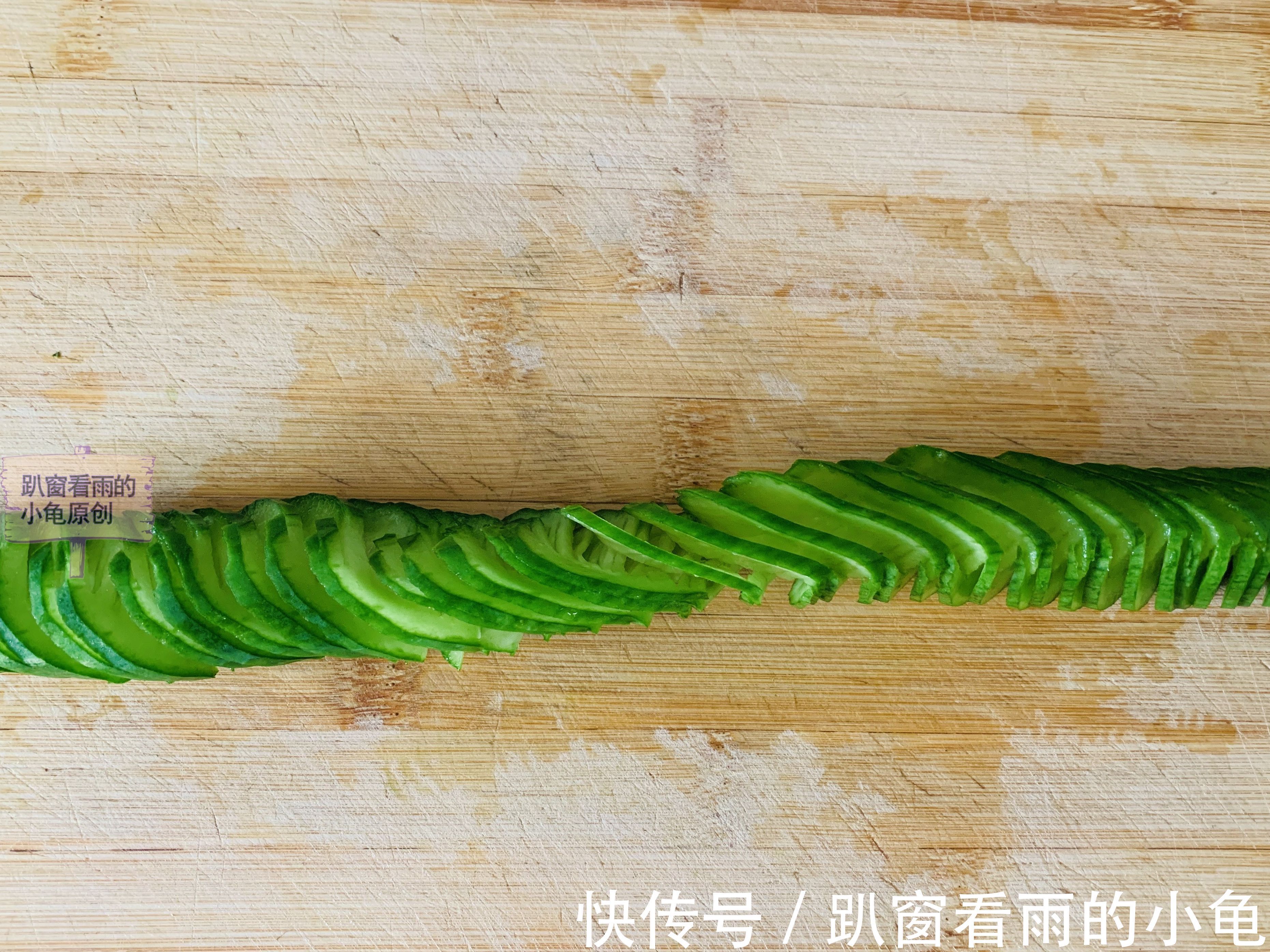 黄瓜|夏天，黄瓜凉菜就得这么做，吃起来清新爽脆，酸辣甜鲜