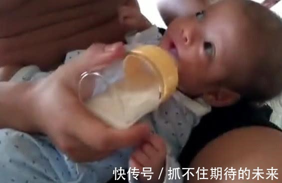 瞌睡|“瞌睡奶爸”喂娃喝奶,娃一脸懵糟老头子,你戳我腮帮子干啥