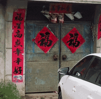 |搞笑GIF:骚年,抢一次镜头就好了,非要被打了才知道错