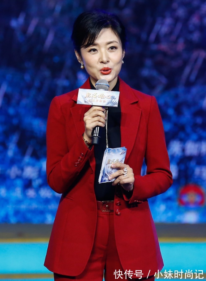 穿搭 周涛真适合穿西装,红色西服套装知性干练,配黑色衬衫利落高级