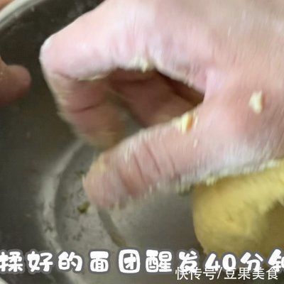 巨下饭|#巨下饭的家常菜#丰富餐桌味之酱烧小黄鱼贴饼子
