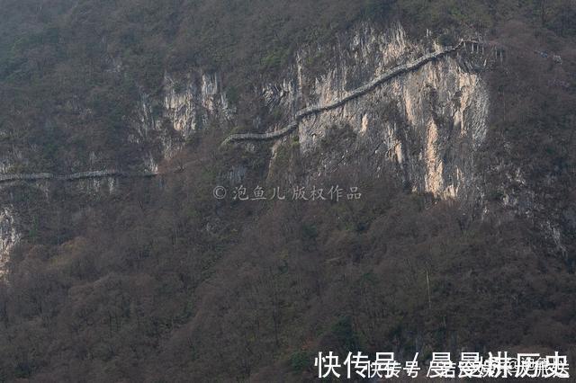 依岩|秦岭发现一“挂”在悬崖上的寺庙，寺内空无一人，何时修建成谜