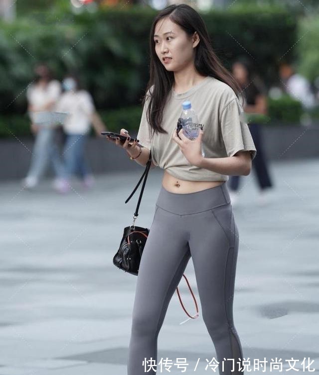 休闲 休闲T恤搭配紧身运动裤,舒适贴身,时尚大气!